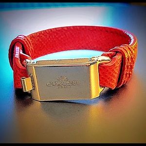 ✨LEATHER COACH BRACELET W/ GOLD CLASP✨